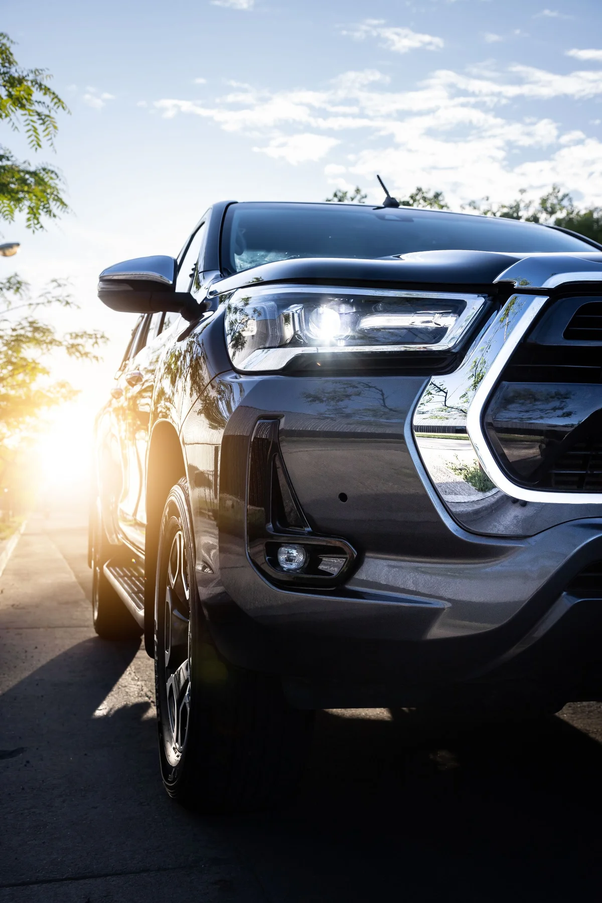 Detalhe frontal de uma Toyota Hilux moderna