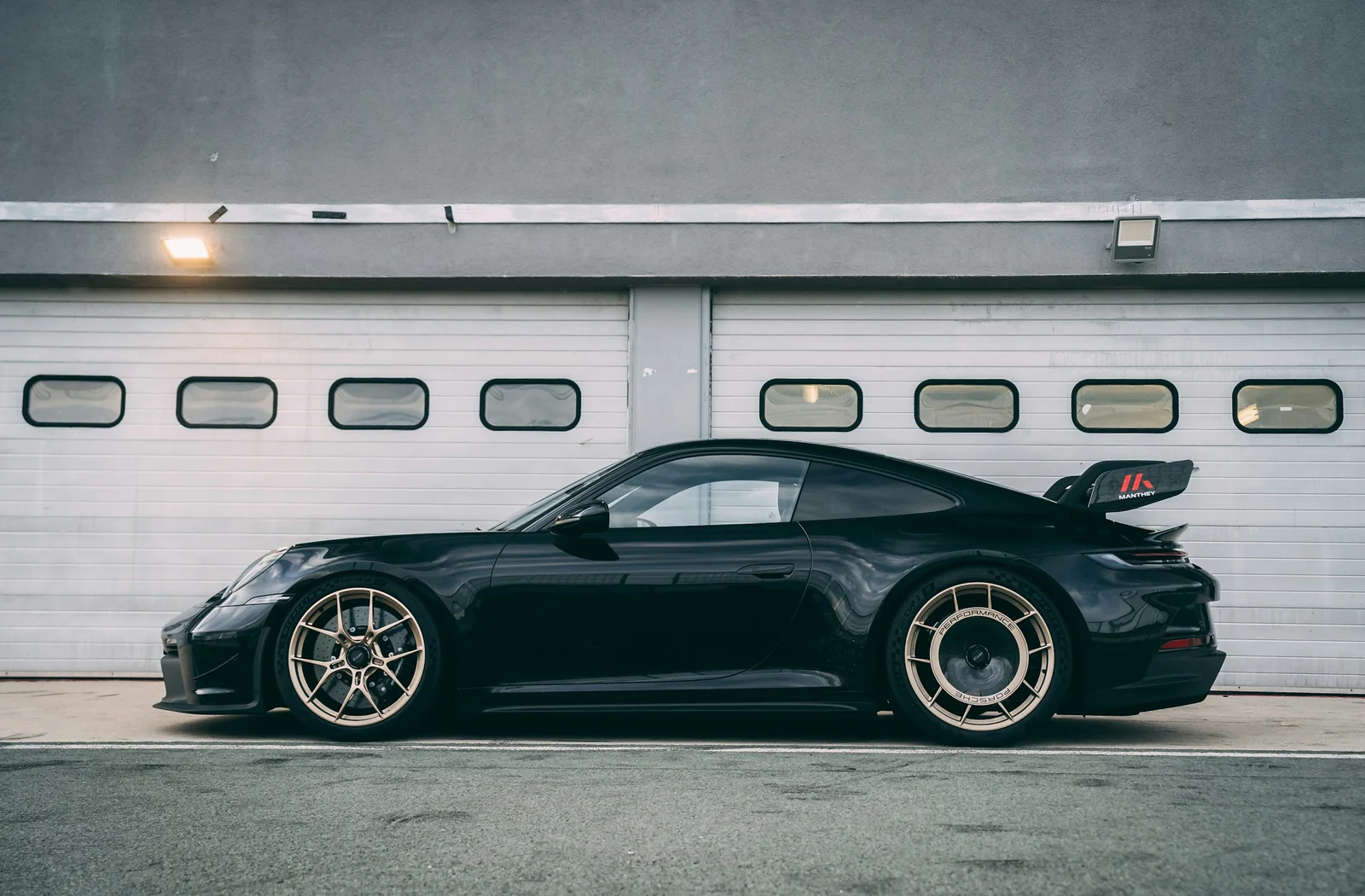 Porsche 911 fotografado em uma garagem